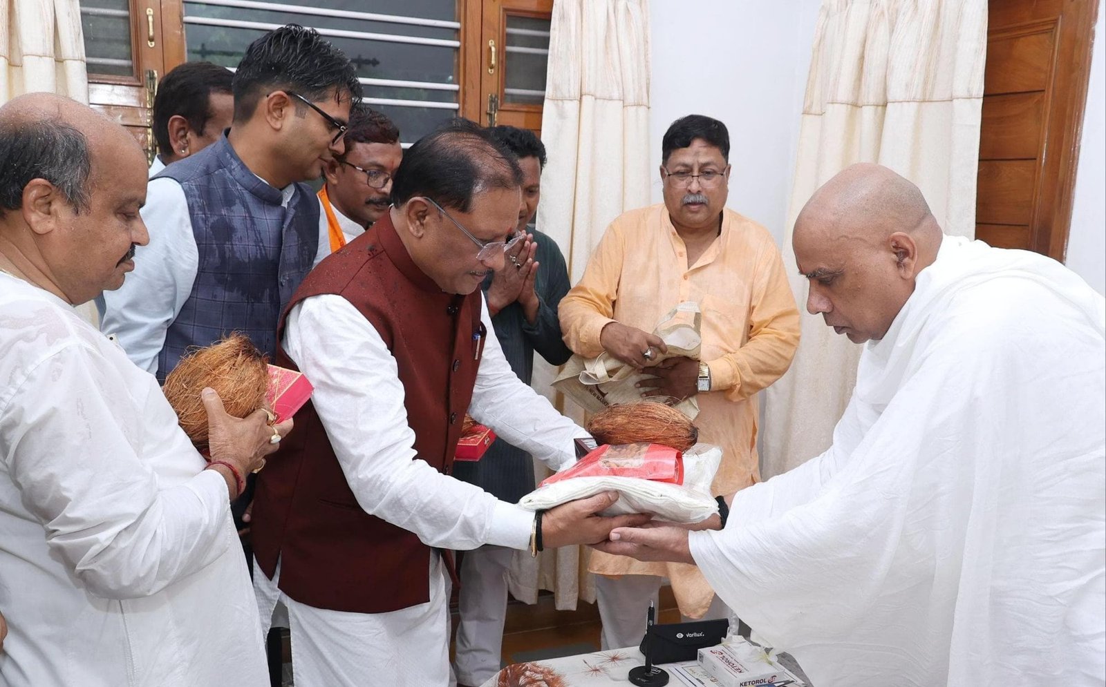 मुख्यमंत्री विष्णु देव साय गुरु पूर्णिमा के अवसर पर रायगढ़ जिले के ग्राम बनोरा स्थित अघोर गुरुपीठ में गुरु दर्शन के लिए पहुंचे