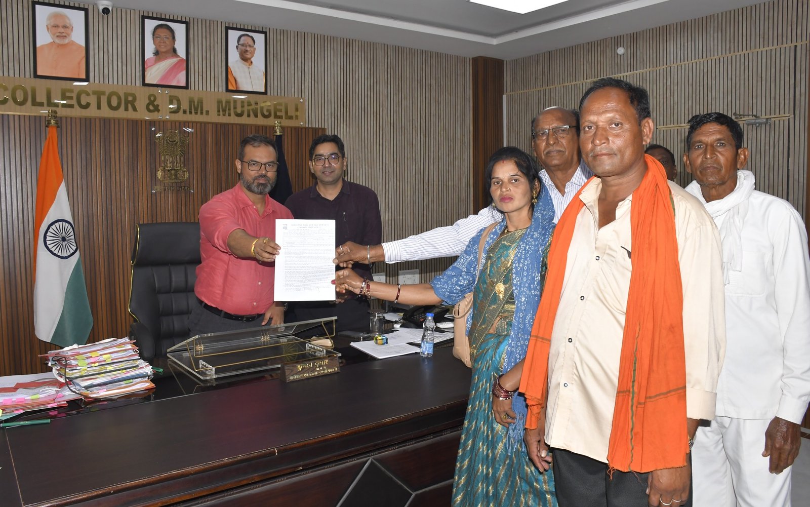ग्राम पंचायत तरवरपुर को खाद्यान्न भंडारण संरचना की सौगात<br>कलेक्टर कुन्दन कुमार ने ग्रामीणों को सौंपा स्वीकृति पत्र