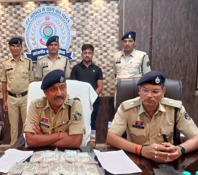 लूट की झूठी सूचना देकर लाखों रूपये गबन करने का आरोपी गिरफ्तार