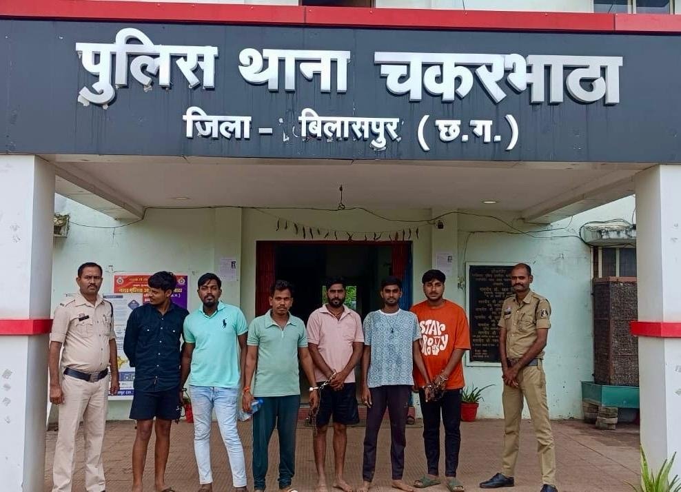 ट्रांसपोर्ट नगर शराब दुकान के सामने हुड़दंग मचाने वाले 6 आरोपी गिरफ्तार, पुलिस की सख्त कार्रवाई