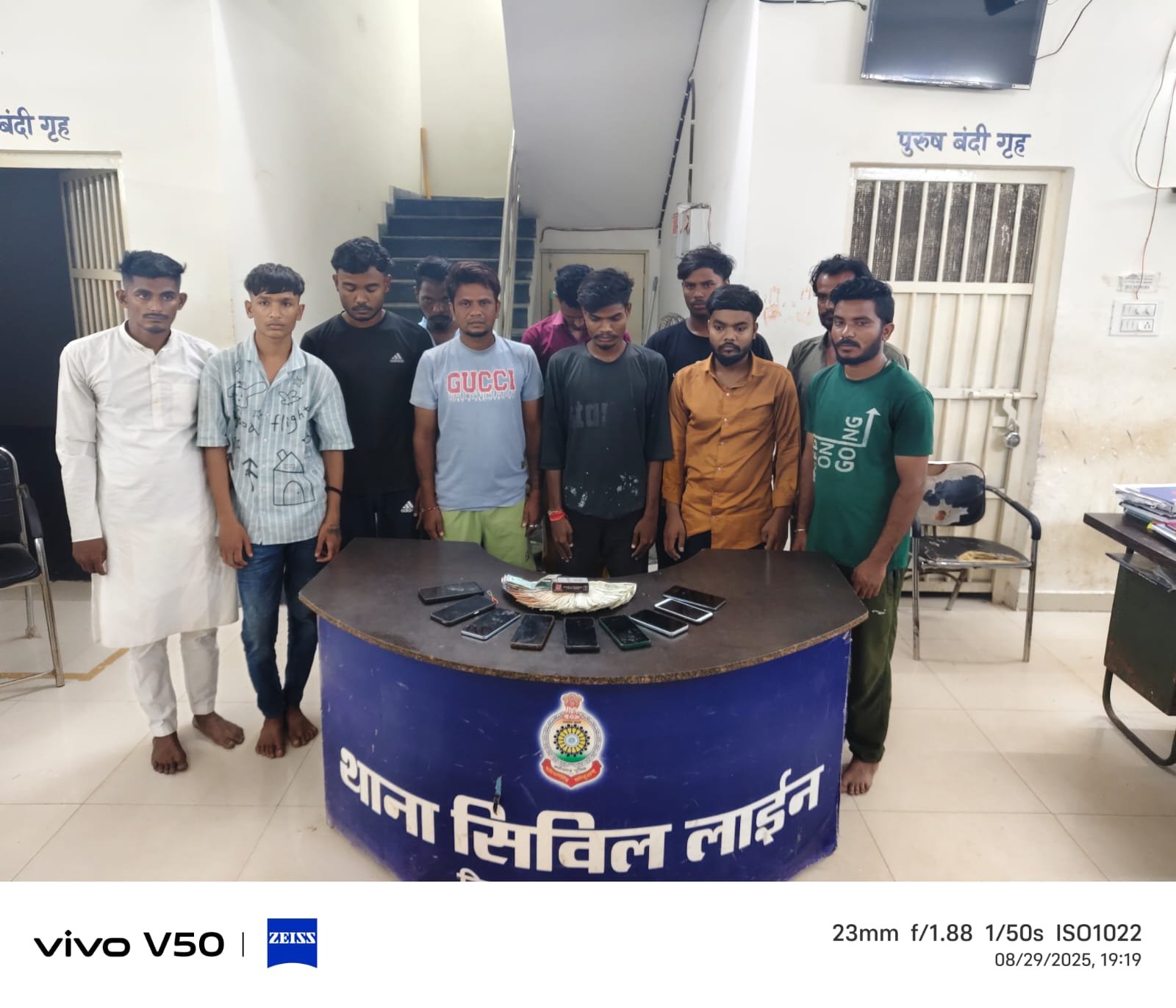 तालापारा में खुलेआम चल रहा था जुआ का अड्डा, सिविल लाइन पुलिस की बड़ी कार्रवाई – 11 जुआरी गिरफ्तार, नकदी, मोबाइल व बाइक जब्त