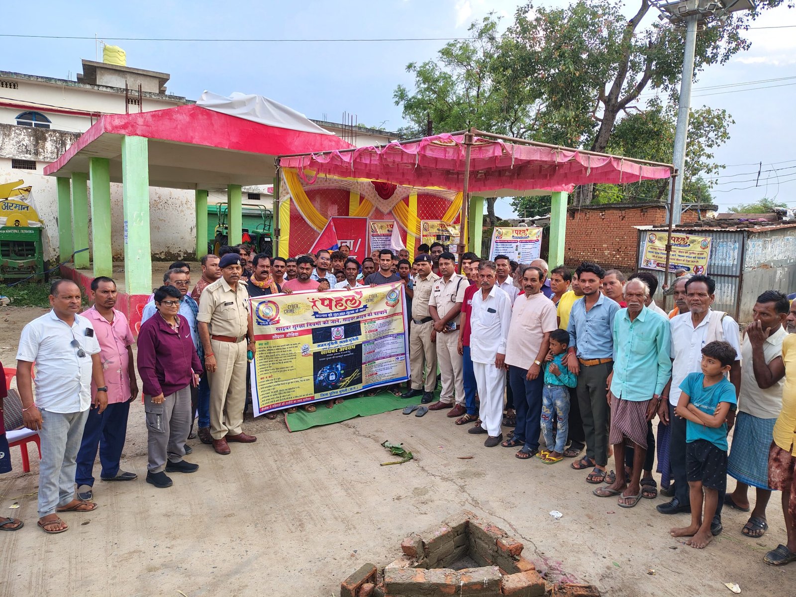 “पहल अभियान” के तहत मुंगेली पुलिस ने चंदली गांव में लगाई चौपाल, ग्रामीणों को नशा मुक्ति, साइबर सुरक्षा और अपराध जागरूकता पर दी अहम जानकारी